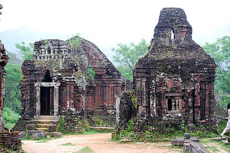 Geheimnisse von My Son Die mystische Stätte My Son in Vietnam fasziniert mit ihren antiken Tempelruinen, die aus dem Dschungel emporragen. Diese beeindruckenden Cham-Ruinen erzählen von einer längst vergangenen Zivilisation und laden zur Entdeckung ihrer kunstvollen Reliefs und geheimnisvollen Geschichte ein.