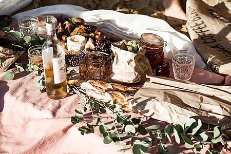 Picnic in Sintra Tauchen Sie ein in ein unvergessliches Naturerlebnis in den prachtvollen Wäldern Portugals. Lassen Sie sich wie die Aristokratie von einst von einem Picknick verzaubern, umrahmt von Vogelgezwitscher und dem Duft der Kiefern. Genießen Sie frisches Brot und finden Sie Entspannung in der friedvollen Stille der Natur.