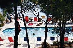 The beachside pool at the Hotel Il Pellicano in Porto Ercole, Tuscany, August 1973. (Photo by Slim Aarons/Hulton Archive/Getty Images)