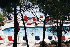 Huty1653929 The beachside pool at the Hotel Il Pellicano in Porto Ercole, Tuscany, August 1973. (Photo by Slim Aarons/Hulton Archive/Getty Images)
