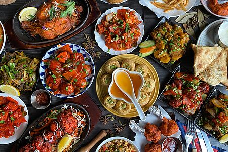 Levantinischer Kochkurs mit lokalem Chefkoch Einblick in die feine Küche des Orients: In persönlichem Rahmen werden klassische Rezepte unter Anleitung eines Küchenchefs zubereitet – von würzigen Mezze bis zu duftenden Hauptgerichten. Ein genussvoller Abend, bei dem Aromen, Geschichten und Kultur aufeinandertreffen.