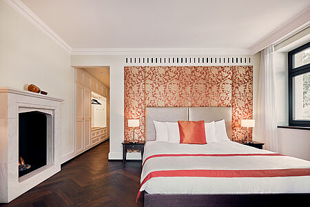 Suite Superior (83qm) Sie finden in der Suite Superior ein getrenntes Wohn- und Schlafzimmer, einen Balkon, einen Kamin und ein Badezimmer mit Whirpoolbadewanne und privater Sauna. Abgerundet wird das Wohlfühlprogramm durch den traumhaften Seeblick.