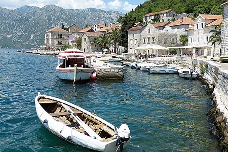 Die Schätze von Kotor und Perast Kulinarische Köstlichkeiten, barocke Pracht in den Städten Kotor und Perast, die liebreizende Insel Our Lady of the Rock, das luxuriöse 5-Sterne-Hotel One&Only Portonovi. In der Bucht von Boka erleben Sie Momente des Glücks. Exklusiv für Sie öffnet eine Adelsfamilie die Türen ihres Palastes aus dem 18. Jahrhundert am Meer.