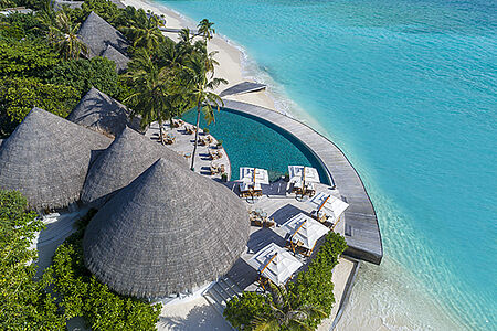 Mitten im geschützten UNESCO-Biosphärenreservat des Baa-Atolls liegt das Boutique-Resort Milaidhoo Maldives – eine Insel wie aus dem Märchen. Umgeben von intaktem Korallenriff, türkisblauem Wasser und weißem Sand vereint das kleine Hideaway luxuriöse Villen mit privaten Infinity-Pools, zeitloser Eleganz und wohldosiertem Barfußluxus.