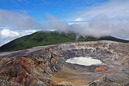 Besuch und Wanderung des Vulkan Poás Der Stratovulkan Poás ist einer der vier aktivsten Vulkane des Landes. Beobachten Sie die Aktivitäten des Vulkans aus nächster Nähe oder wandern Sie über einen kleinen Pfad zu einem Nebenkrater, in dem sich heute ein sehenswerter Kratersee befindet.