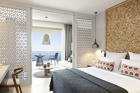 Family Room 33 qm Das Family Zimmer verfügt über einen geräumigen Wohn- und Schlafbereich. Im Wohnbereich stehen Ihnen zwei Einzelsofas zur Verfügung, welche in Betten umgewandelt werden können und sind durch Schiebetüren vom Schlafbereich getrennt. Das Badezimmer ist mit einer Dusche ausgestattet. Vom möblierten Balkon oder einer Terrasse blicken Sie direkt auf das Ionische Meer.