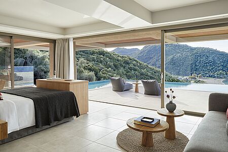 Deluxe Suite mit Private Pool 55 qm Die Deluxe Suite verfügt über eine sehr große möblierte Terrasse von 72 qm samt Privat-Pool und fantastischem Meerblick. Sonnenliegen, Stühle und ein Tisch sind vorhanden. Der offene Wohn- und Schlafbereich ist ebenfalls sehr großzügig gestaltet und das Badezimmer bietet eine Regendusche sowie eine Badewanne.