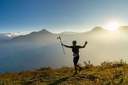 On top of the world Besteigen Sie das Dach von Indochina, den Mount Fansipan (3.143 m), mit der kürzlich eröffneten Seilbahn. Genießen Sie die herrliche Aussicht auf das Muong Hoa-Tal und blicken Sie in die angrenzenden Länder China und Laos. Kombinieren Sie die Reise mit der Erkundung von Sapa, einer historischen Bergstadt namens Tonkin's Hill Station.