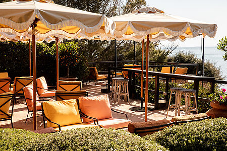 Bar All'Aperto Die Bar All’Aperto ist die Terrassenbar des Il Pellicano und überrascht Sie mit einer breiten und raffinierten Auswahl an Martini, Aperol Spritz, Hausschnaps und vielem mehr. Da ist sicher auch Ihr Lieblings-Drink dabei.