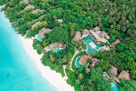 Soneva Fushi auf der Insel Kunfunadhoo steht für nachhaltigen Luxus inmitten unberührter Natur und türkisblauem Wasser. Was Soneva Fushi besonders macht, sind Erlebnisse wie Kino unter Sternen, ein hauseigenes Observatorium und feinste Kulinarik – alles im Einklang mit der Natur und einem kompromisslosen Anspruch an Exklusivität und Nachhaltigkeit