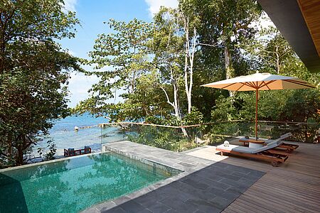Das Six Senses Krabey Island bietet luxuriöse Villen und Pool-Suiten inmitten unberührter Natur. Auf einer privaten Insel gelegen, kombiniert das Resort modernen Komfort mit nachhaltigem Tourismus und bietet erstklassige Wellness, exquisite Gastronomie und einzigartige Erlebnisse in paradiesischer Umgebung.