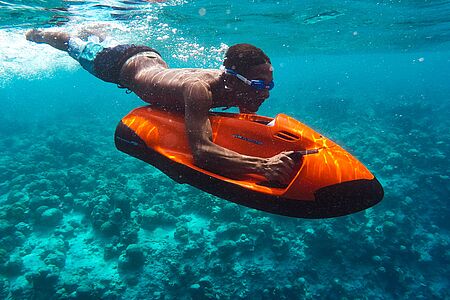 Wassersport – Paradies für Entdecker Die Malediven bieten eine beeindruckende Vielfalt an Wassersportmöglichkeiten. Kajakfahren, Stand-up-Paddling oder Jetski-Touren eröffnen neue Perspektiven auf das Inselparadies. Auch Segeln auf Dhonis, Windsurfen oder Paddleboarding bei Sonnenuntergang begeistern. Viele Resorts organisieren private Schnorchel- und Bootsausflüge zu verborgenen Riffen und Sandbänken.