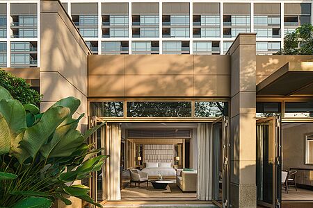 Villa (ca. 259 qm) Diese Villen sind über einen privaten Hofeingang zugänglich und bieten exquisiten Komfort und absolute Privatsphäre am Flussufer. Ihr großzügiger Grundriss umfasst ein Wohnzimmer mit Esszimmer, ein geräumiges Schlafzimmer, ein großes Marmorbad und einen Jacuzzi, der von tropischen Gärten umgeben ist. Eine Sala für zwei garantiert Ihnen einen Platz in der ersten Reihe am Flussufer.