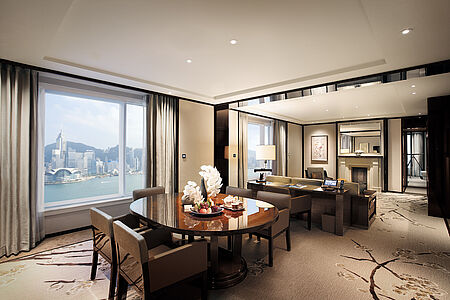 The Peninsula Hong Kong The Peninsula Hong Kong verkörpert seit 1928 die Quintessenz fernöstlicher Raffinesse und gehört zu den legendärsten Hotels Asiens. Das elegante Hauptgebäude mit seiner charakteristischen weißen Fassade und der moderne Tower spiegeln die gelungene Verbindung aus Tradition und Zeitgeist wider.