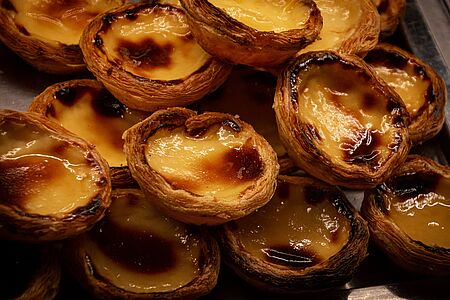 Pastéis de Nata with a local Unser kulinarischer Workshop führt Sie in die Geheimnisse der Zubereitung berühmter portugiesischer Süßigkeiten ein. Probieren Sie eine Auswahl an exquisiten kleinen Leckereien und lassen Sie sich zum Abschluss von den himmlisch cremigen "Pastéis de Nata" verzaubern!