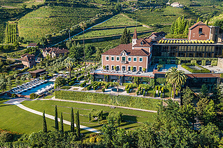 Six Senses Douro Valley Mit dem Six Senses Douro Valley wagt die renommierte Luxuskette mit ihrem ersten Haus in Portugal den Sprung nach Europa. Es liegt inmitten des Douro-Tales, das aufgrund seiner beachtlichen Geschichte des Weinbaus zum UNESCO-Weltkulturerbe zählt.