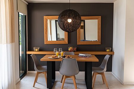 Sapphire Cozy Suite Individual Pool (bis ca. 46 qm) Eine sehr geräumige Einrichtung mit modernem, minimalistischem Dekor und sorgfältig ausgewählten Möbeln sorgt für eine raffinierte und romantische Insel-Aura. Mit Sitzplätzen in der ersten Reihe zur mystischen Schönheit der Insel Spinalonga werden Sie sicherlich fasziniert sein, während Sie die Privatsphäre von Ihrem eigenen Pool genießen.