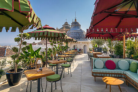 Palacio Gran Vía Inmitten der pulsierenden Altstadt Granadas erhebt sich das Hotel Palacio Gran Via, ein Juwel historischer Architektur. Einst ein prächtiges Palais, bezaubert es heute mit luxuriösem Komfort und zeitloser Eleganz. Jedes Zimmer ist eine Hommage an die reiche Geschichte Granadas, kombiniert mit modernster Ausstattung. Ein unvergesslicher Rückzugsort.