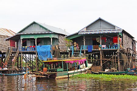 Schwimmende Welten am Tonle Sap Eine Bootsfahrt durch das schwimmende Dorf Kampong Khleang eröffnet einen faszinierenden Blick in das Leben auf dem Wasser. Stelzenhäuser, schwimmende Gärten, lachende Kinder in Einbäumen – das Leben auf dem größten See Südostasiens zeigt sich hier in eindrucksvoller Authentizität. Besonders zauberhaft: der Sonnenuntergang über dem Wasser.