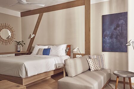 Sapphire Zen Suite Outdoor Jacuzzi (ca. 32 qm) Beruhigende Erd- und Blautöne fügen sich in die kretische Natur ein und bieten Ihnen einen ruhigen und romantischen Aufenthalt Die Sapphire Zen Suiten sind die einzigen Suiten, die über einen Whirlpool im Freien mit herrlichem Meerblick verfügen. Ihre private Terrasse wird Ihr täglicher Rückzugsort sein, um jeden Moment zu genießen.