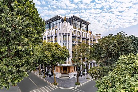 Capella Hanoi Das Capella Hanoi in Vietnam ist eine wahre Perle der Gastfreundschaft. Mit Blick auf den Hoan-Kiem-See und die Altstadt von Hanoi bietet dieses Luxushotel eine einzigartige Mischung aus modernem Komfort und traditionellem Charme. Die opulent gestalteten Zimmer und Suiten laden zum Verweilen ein, während das hoteleigene Spa und die erstklassigen Restaurants die Sinne verwöhnen.
