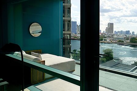 River Suite (ca. 95 qm) Die River Suiten befinden sich auf der vierten bis zehnten Etage und bieten ein separates Wohnzimmer, ein geräumiges Schlafzimmer und ein großes Marmorbad. Großzügige Balkone mit Diwanen versprechen Erholung nach einem Sightseeing-Tag.