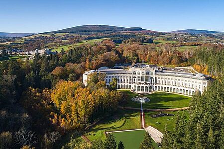 Powerscourt Hotel, Autograph Collection, Enniskerry Eingebettet im historischen Powerscourt Estate verbindet das 5-Sterne Powerscourt Hotel Eleganz mit luxuriösem Komfort: großzügige Zimmer, spektakuläre Ausblicke, exklusive Kulinarik im Sika Restaurant, ein preisgekröntes Spa mit Swarovski-Pool und zwei Meisterschaftsgolfplätze vollenden das Erlebnis.