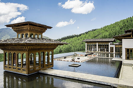 Six Senses Thimphu Das Six Senses Thimphu – unweit der Hauptstadt – thront in einer beeindruckenden Höhe von 2.650 Metern und wird auch als Palace in the Sky bezeichnet. Als größtes der Six Senses Häusern besticht es u.a. mit einem riesen Indoorpool und einem wunderbaren Meditationstempel.