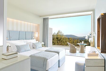 Familienzimmer 50 qm Genießen Sie den zeitgenössischen Stil und Komfort dieser sehr großzügig geschnittenen Familienzimmer im Hauptgebäude. Durch die Panoramafenster oder vom möblierten Balkon genießen Sie einen atemberaubenden Blick über das Ionische Meer oder die üppigen Gärten.