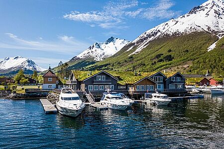 Sagafjord Hotel Das Sagafjord Hotel liegt idyllisch am Sognefjord, umgeben von majestätischen Bergen. Im charmanten skandinavischen Stil gestaltet, bietet es eine gemütliche Atmosphäre, komfortable Zimmer mit Fjordblick und ist der perfekte Ausgangspunkt für Wanderungen und Naturerlebnisse in der Region.