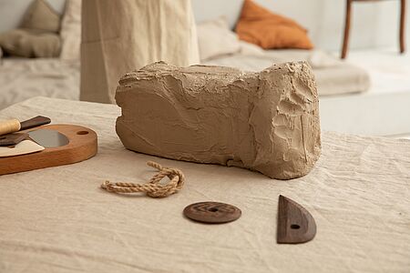 Ceramic Workshop in Triana Sie besuchen eine Keramikwerkstatt im Herzen des Triana-Viertels in Sevilla, wo Sie mehr über die Geschichte der Keramikherstellung und die verschiedenen Techniken erfahren. Sie bekommen die Gelegenheit, ein Keramikstück selbst herzustellen und Ihre eigene Fliese zu bemalen.