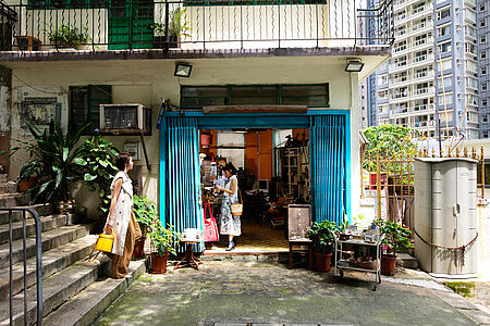 Design & Düfte in Sheung Wan Ein kreatives Viertel voller kulturellem Erbe: In einem versteckten Atelier entstehen individuelle Düfte – Besucher sind Teil des sinnlichen Prozesses. Danach führen stilbewusste Locals zu Concept Stores, Galerien und Antiquitäten-händlern. Geheimtipp: ein privates Gin-Tasting mit Blick über die Altstadt. ©Hong Kong Tourism Board