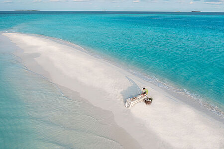 Castaway Experience – Insel ganz für sich allein Ein Boot bringt Sie zu einer unbewohnten Sandbank im Ozean – weißer Sand, türkisblaues Wasser, absolute Stille. Genießen Sie Zweisamkeit oder Einsamkeit, ganz nach Wunsch. Ein elegantes Picknick, Champagner und diskreter Service machen diese „Robinsonade“ zu einem der exklusivsten Erlebnisse der Malediven.