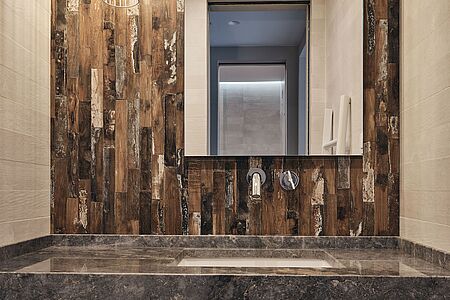 Sapphire Zen Suite Sharing Pool (ca. 32 qm) Diese Premium-Suiten bieten ein Höchstmaß an Luxus und Privatsphäre. Graue Farbpaletten treffen auf Farbtupfer von Ägäisblau, und runden somit das wundervolle Zimmerinterieur ab. Genießen Sie atemberaubende Ausblicke auf die Ägäis von Ihrer privaten Terrasse mit Sharing Pool.