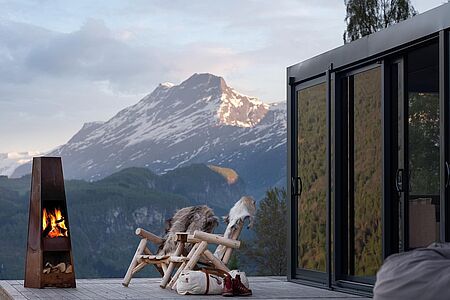 Kilsti Compact Lodge Die Kilsti Compact Lodge ist der perfekte Rückzugsort für Naturliebhaber und Abenteuerlustige. Eingebettet in die unberührte norwegische Landschaft, bietet sie modernen Komfort in minimalistischen Zimmern. Hier finden Sie Ruhe und Geborgenheit, während Sie die beeindruckende Natur direkt vor der Tür erleben können. Ein Ort, der die Schönheit der Wildnis mit schlichtem Luxus vereint.