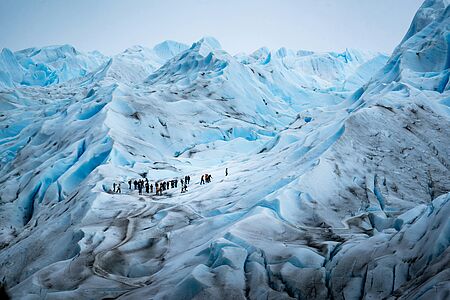 Glacier Hike in Nigardsbreen Erkunden Sie den beeindruckenden Nigardsbreen-Gletscher unter der Anleitung erfahrener Gletscherführer. Mit Steigeisen, Eispickel und Seilsicherung wandern Sie sicher entlang tiefblauer Spalten und imposanter Eistürme. Stellenweise sind die Anstiege anspruchsvoll, jedoch durch Eisstufen erleichtert. Ein faszinierendes Abenteuer, das Trittsicherheit erfordert und unvergessliche Einblicke in die Welt des Eises bietet.