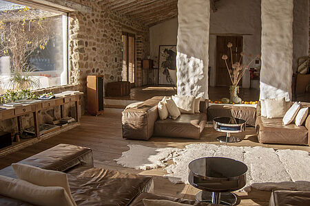 Finca La Donaira Das Gemäuer des Bauernhauses ist mehr als 100 Jahre alt. Die Finca wurde in mühsamer Detailarbeit aufwändig restauriert und heißt Sie unter anderem mit einem großen Wohnzimmer sowie einer offenen Küche willkommen, in der alle Gäste zusammen essen können.