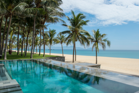 Four Seasons Nam Hai Das Four Seasons Resort The Nam Hai begeistert mit exklusivem Luxus an der malerischen Küste von Hoi An. Elegante Villen mit atemberaubendem Meerblick, ein erstklassiger Spa-Bereich und exquisiter Service schaffen eine perfekte Mischung aus Ruhe und Raffinesse in traumhafter Umgebung.