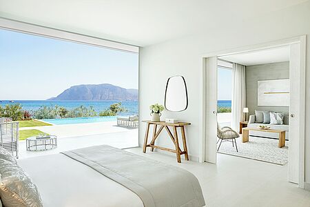 Deluxe One Bedroom Bungalow Suite mit privatem Pool Ein beeindruckender Privatpool und eine fantastische Lage mit spektakulärer Aussicht erwartet Sie in diesen ca. 77qm großen Suiten. Mit einem separaten Schlafzimmer und Wohnzimmer für zusätzliche Privatsphäre und einer geräumigen Sonnenterrasse mit Liegestühlen ausgestattet, kommen Sie hier voll auf Ihre Kosten.