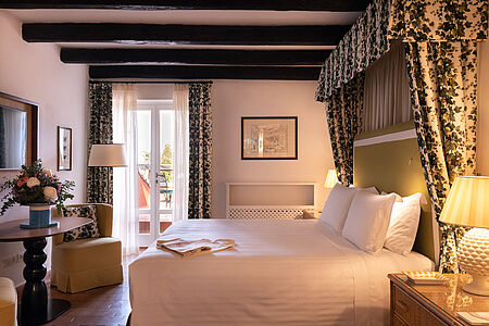 Doppelzimmer mit Meerblick (ca. 28 - 43 qm) Die Doppelzimmer mit Meerblick verfügen über einen Panoramabalkon bzw. eine Panoramaterrasse, die beide die natürliche Schönheit der Natur einfangen. In dieser ruhigen und überaus eleganten Atmosphäre mit Mittelmeerblick lässt es sich bestens entspannen.