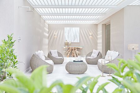 Deluxe Junior Suite mit Garten 40 qm Diese eleganten und sehr geräumigen Suiten kombinieren Schlaf- und Wohnzimmer in einem offenen Bereich. Ideal für zwei Erwachsene und ein Kind. Die Gäste haben Zugang zum Deluxe Collection Strand und Pool, während der private Garten reichlich Platz zum Entspannen bietet.