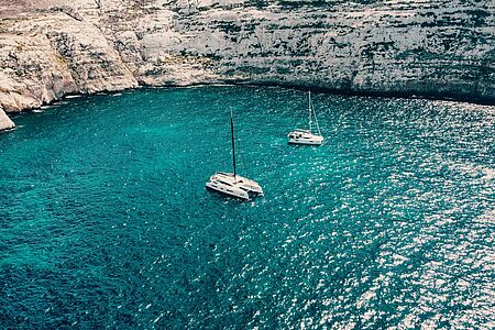Katamaran Tagesfahrt Erkunden Sie mit einer Katamaran-Tagesfahrt ab Porto Cesario eine Seite der ionischen Küste, die die meisten Besucher nie sehen. Segeln Sie den Golf von Taranto hinauf, um versteckte Buchten und Sandstrände zu bewundern, schnorcheln Sie in römischen Unterwasserruinen und farbenfrohen Riffen und tauchen Sie ein in wilde Inseln, die nur von der einheimischen Fauna bewohnt werden.
