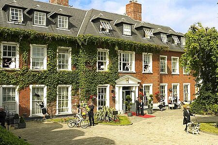 Hayfield Manor, Cork Versteckt in idyllischen Gärten vereint das Hayfield Manor elegante Zimmer mit luxuriösen Marmorbädern, kulinarische Raffinesse im Orchids und Perrotts Garden Bistro sowie ein exklusives Spa mit Whirlpool, Dampfbad und Sauna – eine stille Oase im Herzen des lebendigen Cork.