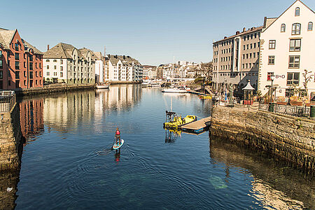 SUP in Alesund Erleben Sie eine besondere Aktivität in den malerischen Gewässern von Ålesund: Stand-Up-Paddling. Gleiten Sie entlang der klaren Kanäle und genießen Sie die Aussicht auf die beeindruckende Jugendstil-Architektur der Stadt.