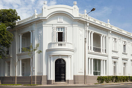 B Arts Boutique Hotel Das B Arts Boutique Hotel befindet sich im Szeneviertel Barranco im Süden der peruanischen Hauptstadt Lima, nicht weit vom Meer. Es ist umgeben von zahlreichen Galerien und ist direkt mit der Lucia de la Puente Gallery verbunden, die Ihnen private Besichtigungen und einen Einblick in die faszinierende Kunstszene Limas ermöglicht.