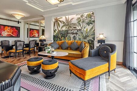 Capella Hanoi Das Capella Hanoi in Vietnam ist eine wahre Perle der Gastfreundschaft. Mit Blick auf den Hoan-Kiem-See und die Altstadt von Hanoi bietet dieses Luxushotel eine einzigartige Mischung aus modernem Komfort und traditionellem Charme. Die opulent gestalteten Zimmer und Suiten laden zum Verweilen ein, während das hoteleigene Spa und die erstklassigen Restaurants die Sinne verwöhnen.