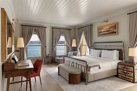 Bosphorus Deluxe Room (ca. 30-53 qm) Ein Hotelzimmer mit Blick auf den Bosporus, das historischen Stil und modernen Luxus bietet.
Die Schönheit des Bosporus liegt in Ihrem Kingsize-Bett quasi direkt vor Ihren Füßen. Diese Zimmer befinden sich in den Herrenhäusern Kocatas und Sait Pasa.