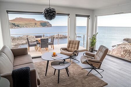 Hotel Runde Panorama Das Runde Panorama Hotel liegt auf der idyllischen Insel Runde und begeistert mit spektakulärem Blick auf den Atlantik und die umliegenden Berge. Moderne Zimmer, eine ruhige Atmosphäre und die Nähe zur einzigartigen Vogelwelt machen es zum idealen Ausgangspunkt für Naturerlebnisse und Wanderungen in unberührter Umgebung.