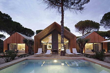 Sublime Comporta – Country House Retreat & SPA Abseits der Touristenströme und traumhaft in einem 17 Hektar großen Garten gelegen befindet sich versteckt und idyllisch das im Landhaus Stil gehaltene Luxushotel Sublime Comporta – Country House Retreat & SPA. Hügelige Pinienwälder, Weingärten und Korkeichen umgeben Sie in dieser Traumoase.