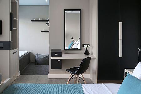 Sapphire Zen Suite Private Pool (ca. 36 qm) Komfort und außergewöhnliche Innenarchitektur sorgen für eine raffinierte und gastfreundliche Insel-Aura. Die beruhigenden Farben Blau, Hellgrau und Beige spiegeln die kretische Natur wider. Die weitläufige Aussicht, kombiniert mit Ihrer geräumigen, abgeschiedenen privaten Terrasse und dem Pool, laden zum Erholen und Genießen ein.